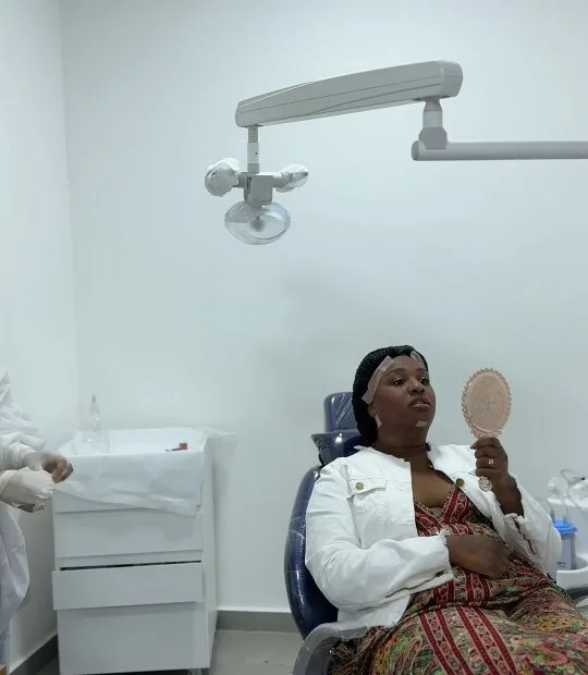 Paciente sorrindo no consultório após o atendimento